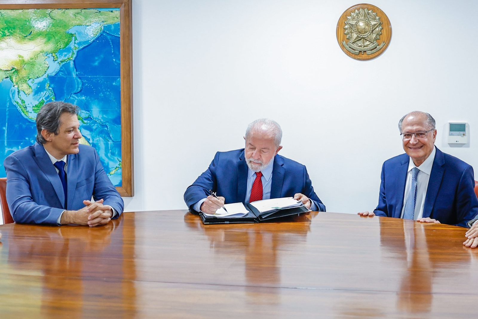 Lula assina MP que cria o Desenrola, para tirar até 70 milhões das dívidas