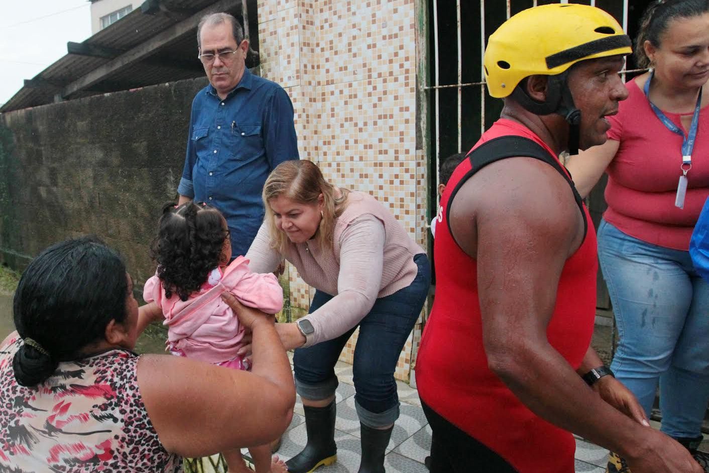 Moradores do Jaboatão são resgatados em área alagada