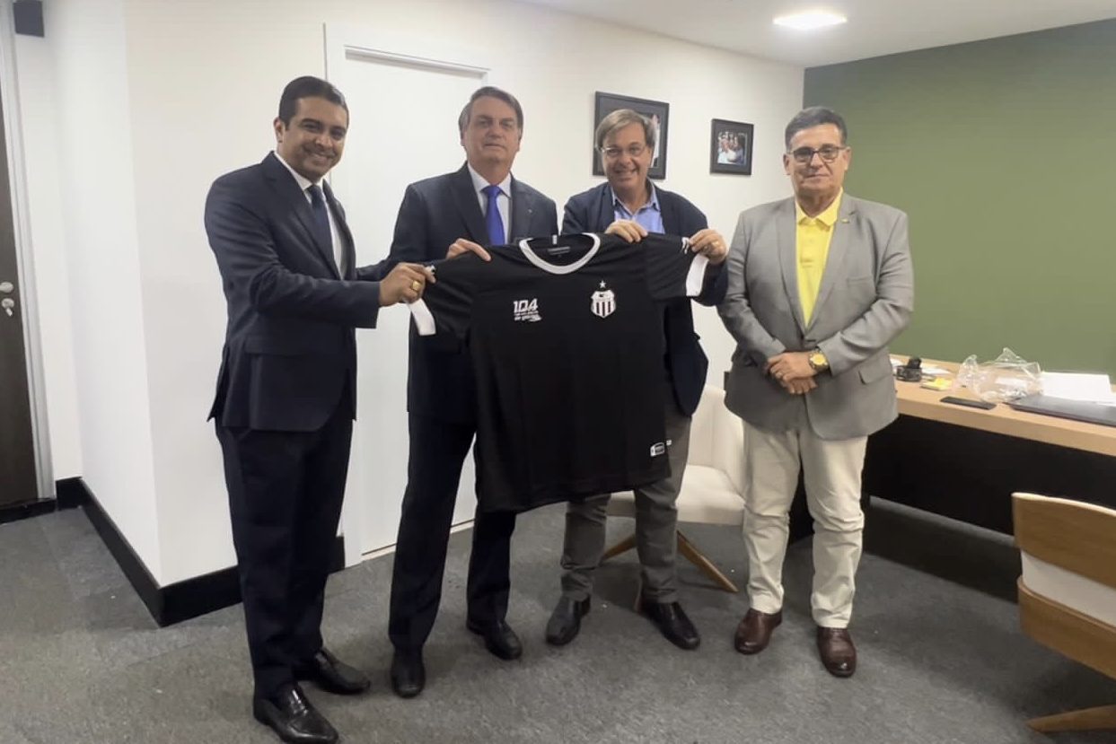 Fernando Rodolfo presenteia Bolsonaro com camisa do Central