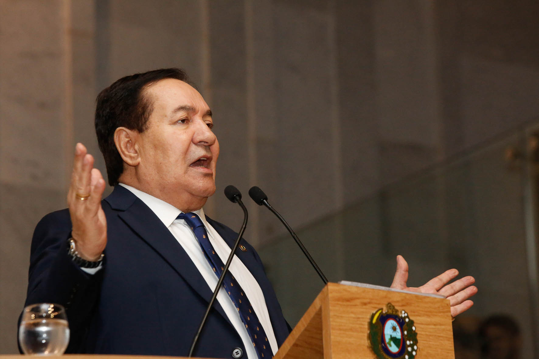 Líder de Raquel cai em campo para que projeto do piso dos professores seja aprovado na Alepe 