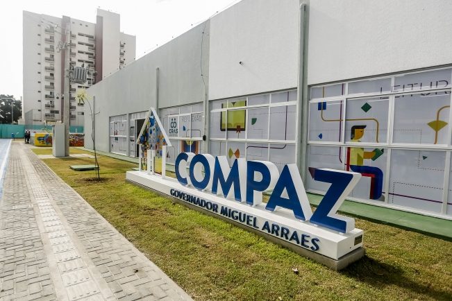 Compaz entrega óculos de grau a usuários nesta terça (13)