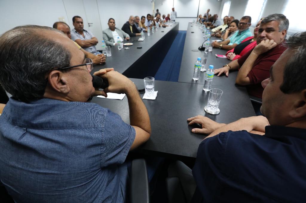 Prefeito Mano Medeiros reúne os 26 vereadores da base aliada