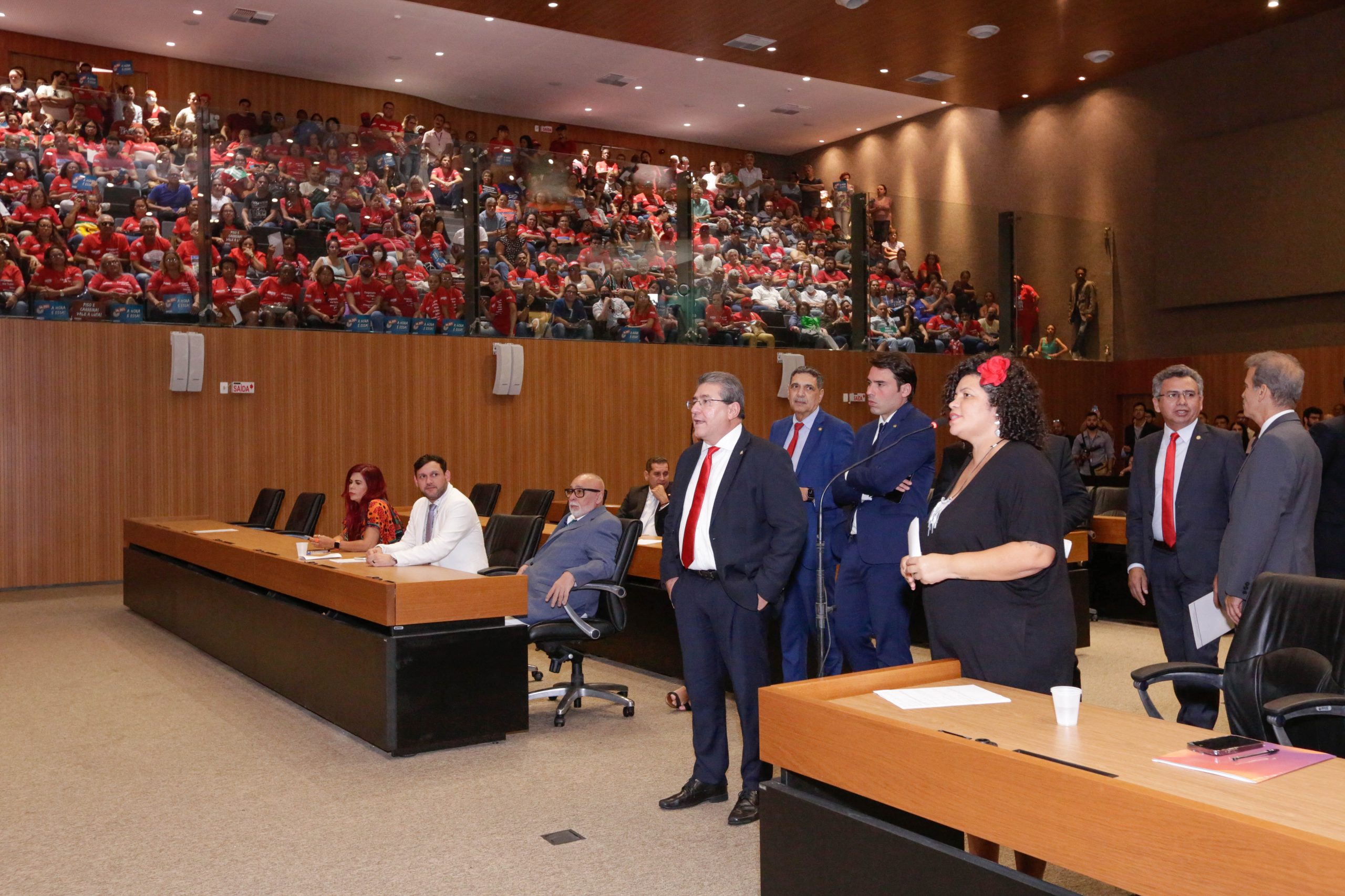 Líderes de bancadas derrubam quórum e barram recurso sobre projeto dos professores