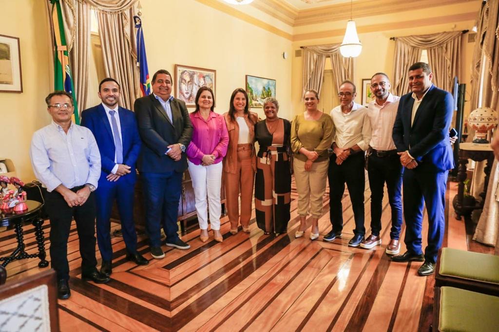 Raquel Lyra recebe prefeita e vereadores de Igarassu