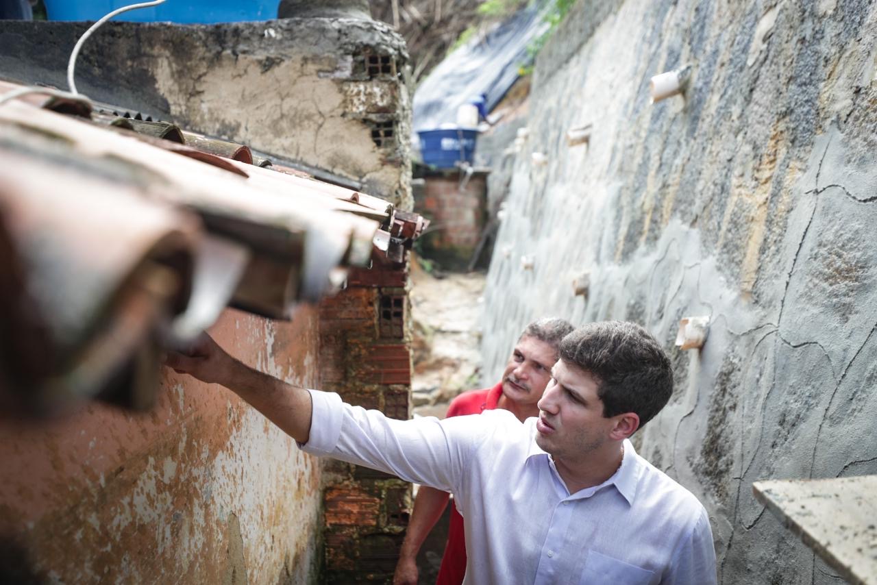 João Campos faz visita em obra de encosta no Brejo de Beberibe