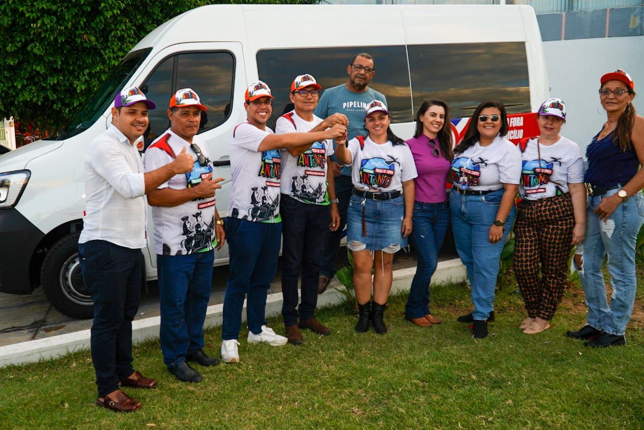 Jarbas Filho entrega ambulância no município de Betânia 