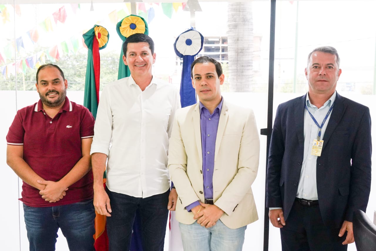 Simão pede a Anatel melhorias para internet e telefonia de Petrolina