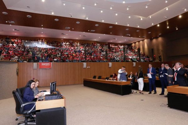 Articulação intensa de ambos os lados para tentar barrar ou aprovar projeto dos professores