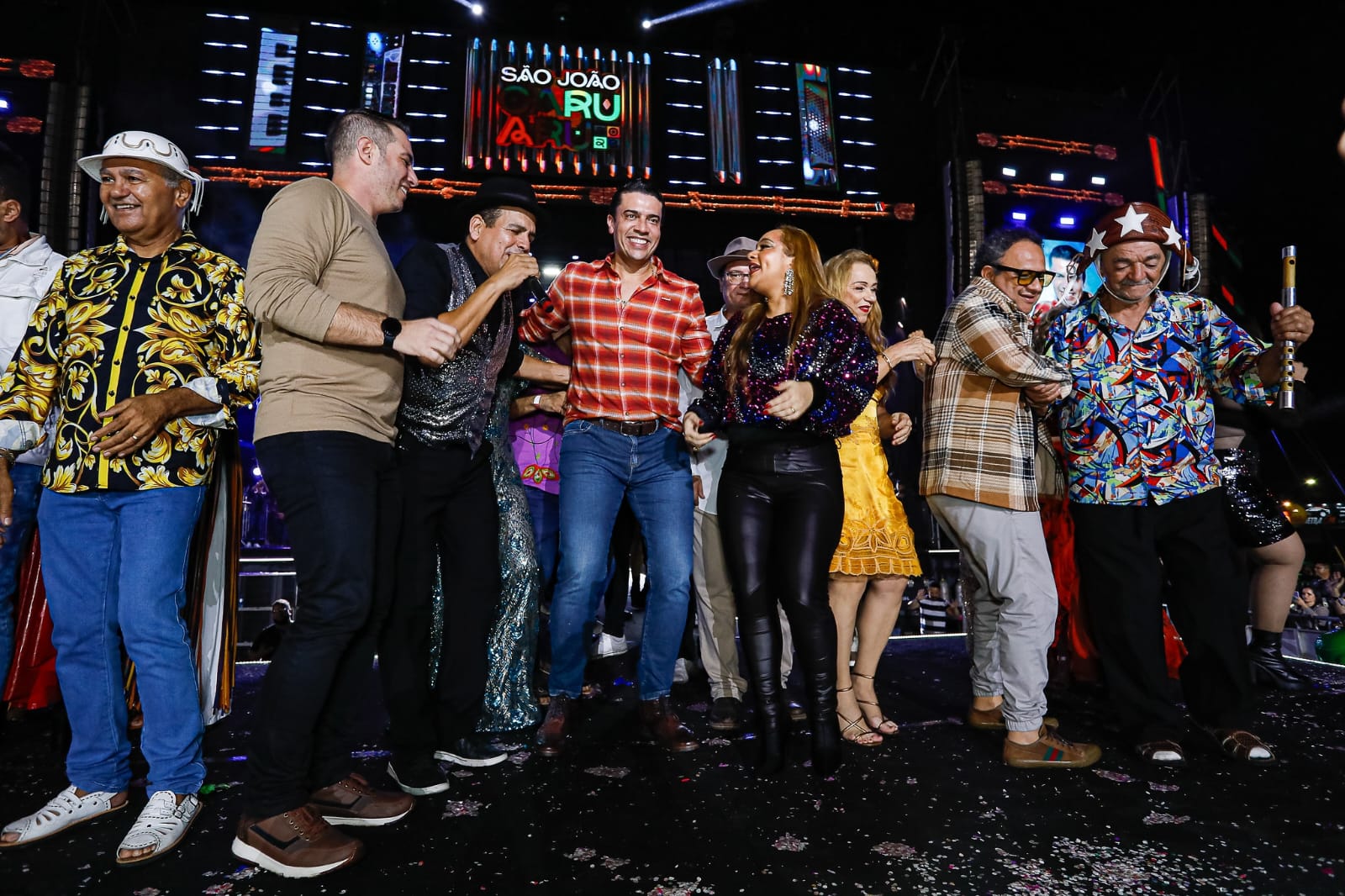 Rodrigo encerra o São João de Caruaru junto com o povo e artistas