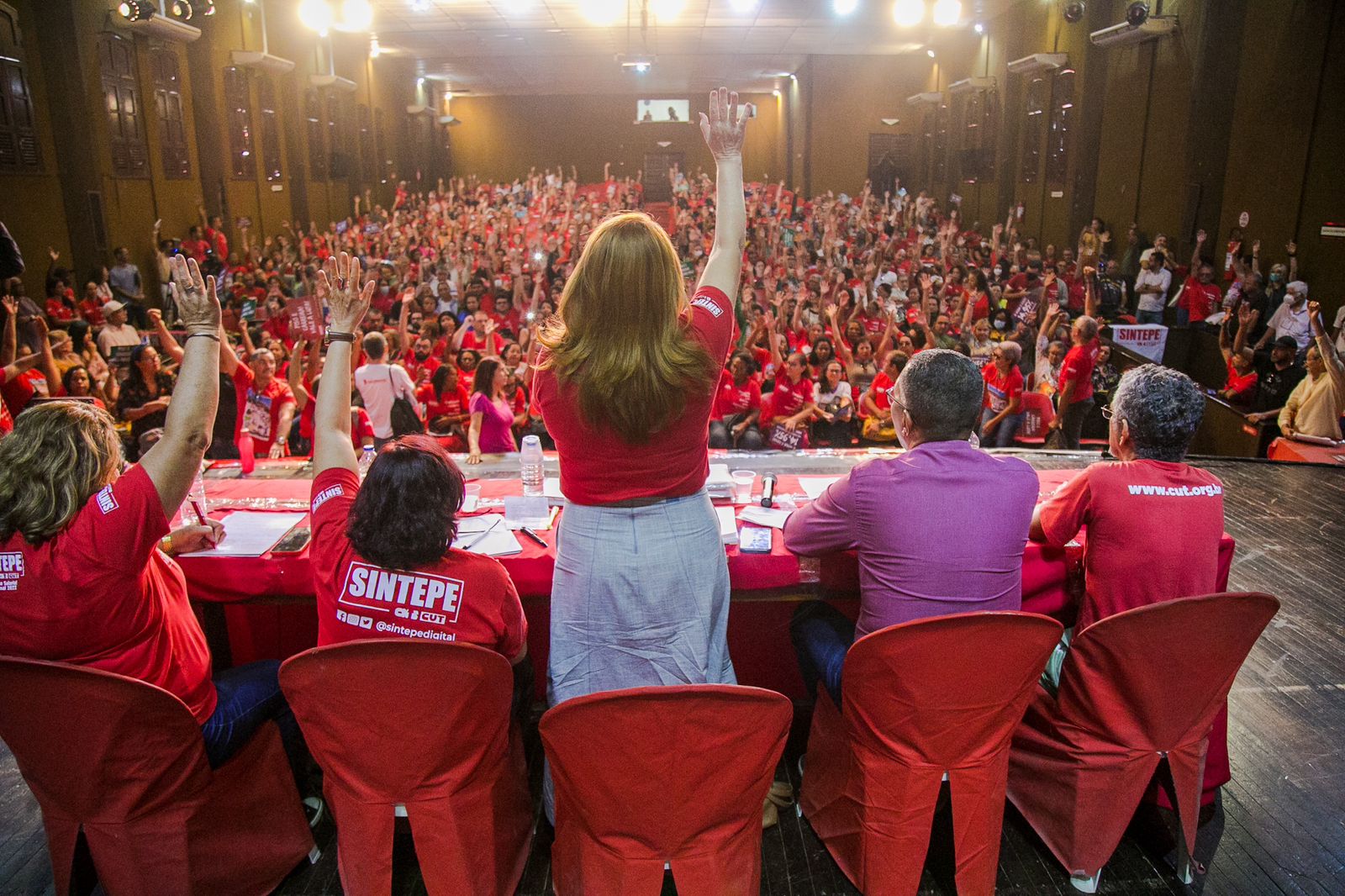 Professores decidem suspender greve, após determinação judicial
