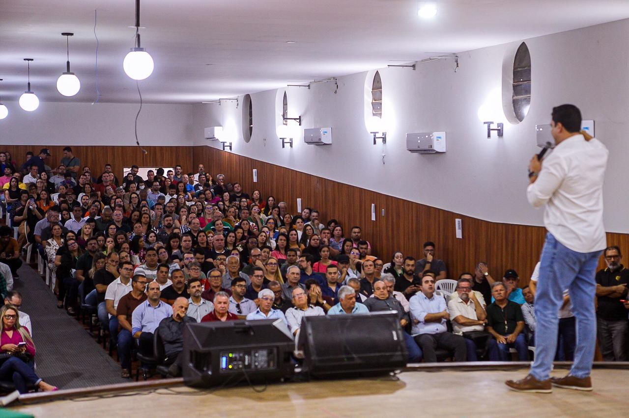 Rodrigo reúne secretários e auxiliares para prestar contas da gestão 