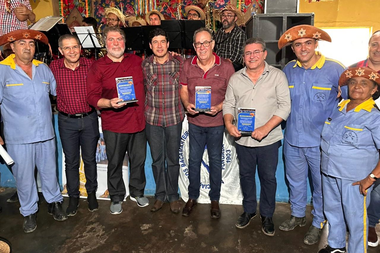 Renildo Calheiros destina emenda para bacamarteiros de Bonito e recebe homenagem