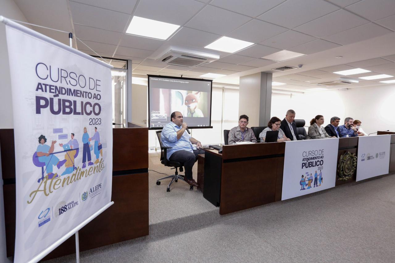 Alepe capacita servidores para aprimorar atendimento à população
