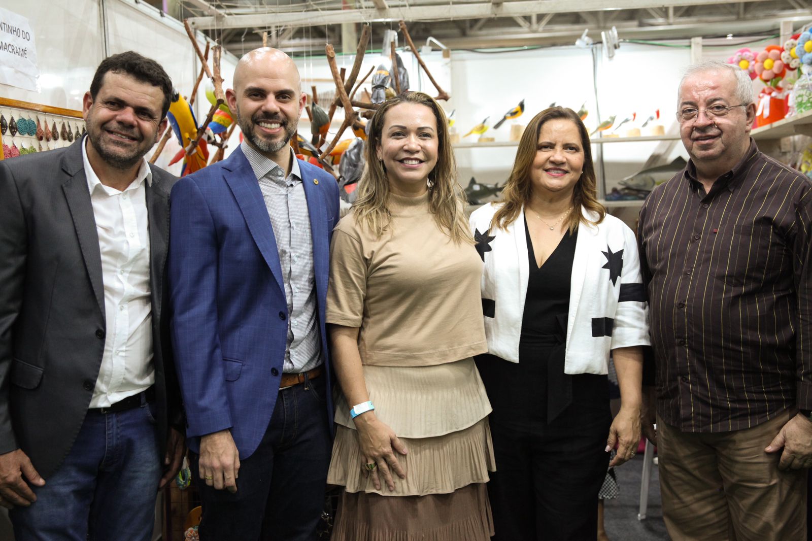 Célia Sales prestigia artesãos ipojucanos na abertura da Fenearte