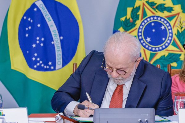 Através de MP, Lula regulamenta apostas esportivas