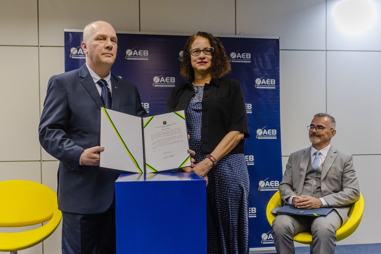 Ministra Luciana Santos dá posse ao novo presidente da AEB