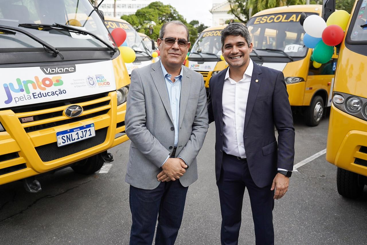 Renato Antunes assegura ônibus para a educação do Jaboatão 