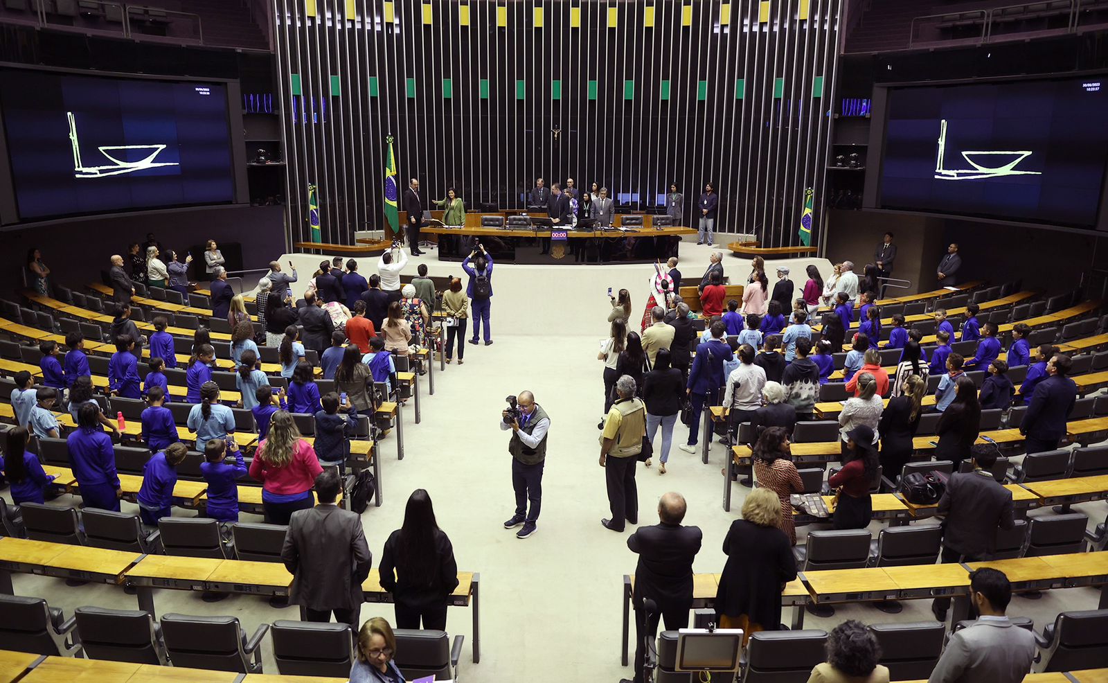 Deputados são convocados para votar arcabouço fiscal e reforma tributária presencialmente