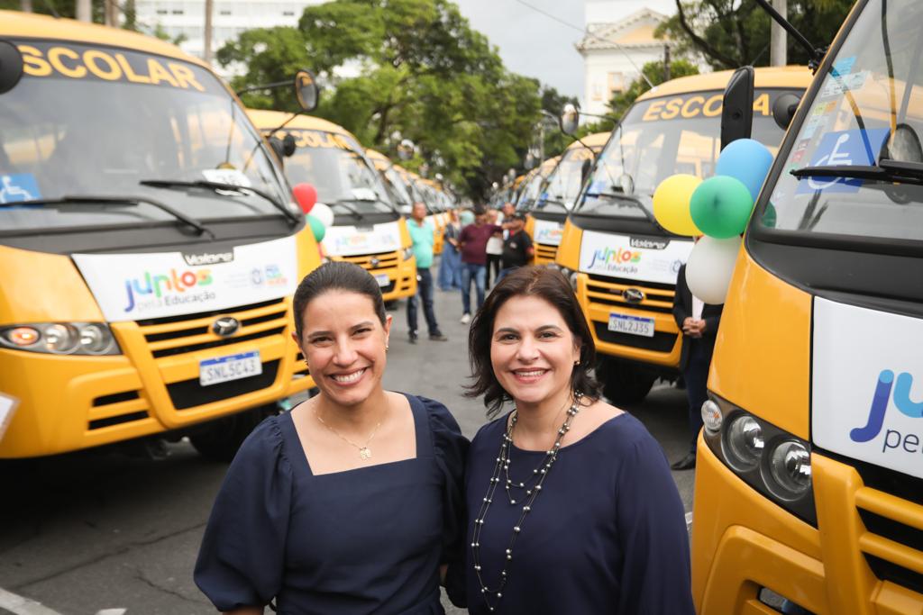 Raquel faz entrega de ônibus aos municípios pernambucanos 