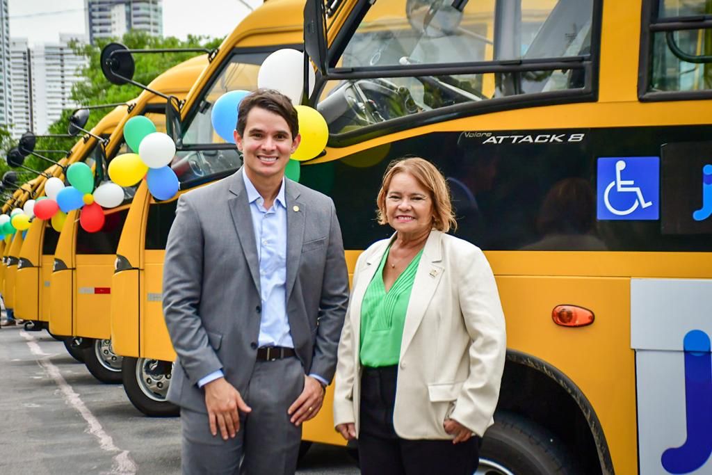 João de Nadegi assegura dois ônibus para transporte escolar em Camaragibe