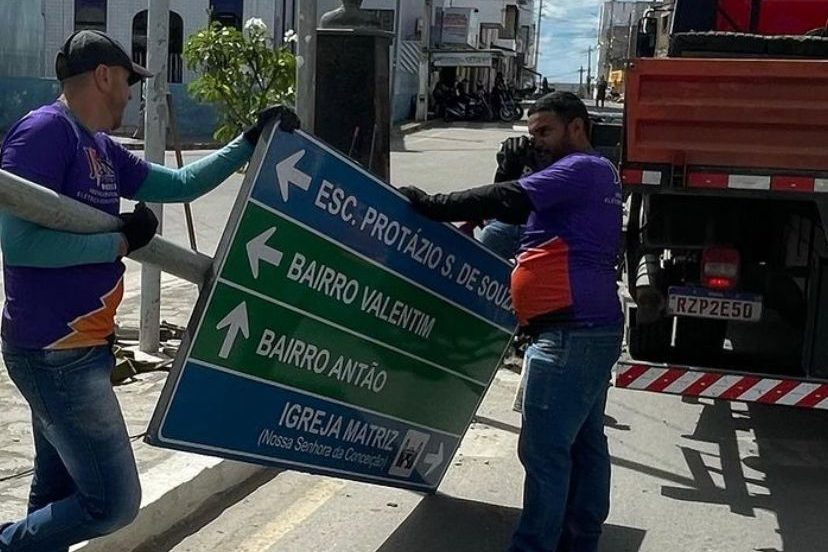 CTTU instala novas placas indicativas de trânsito em Toritama