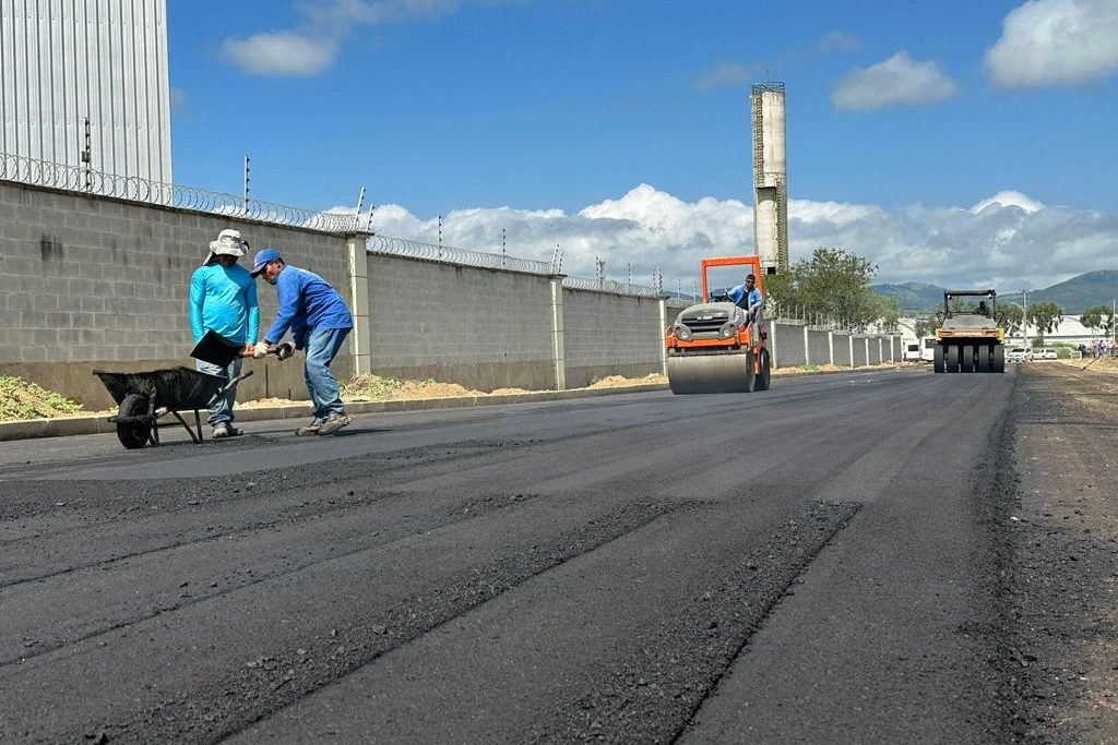 Via de acesso ao aeroporto de Caruaru recebe asfalto 
