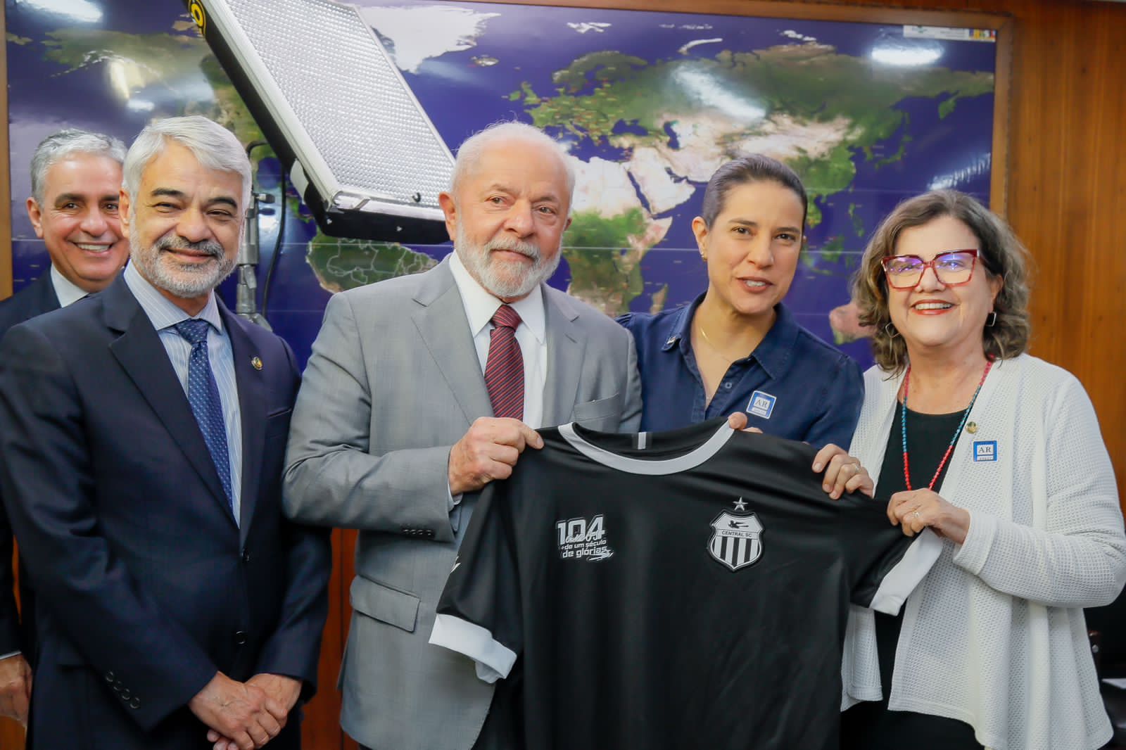 Teresa entrega camisa do Central ao presidente Lula
