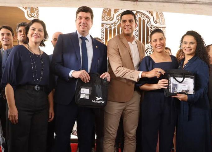 Joãozinho e Raquel entregam chaves de ônibus escolares de São Joaquim do Monte e Bezerros