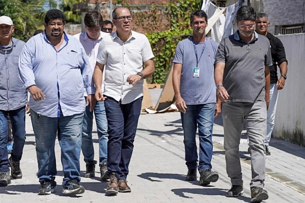 Mano Medeiros acompanha obras em Barra de Jangada 