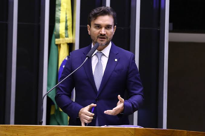Lula oficializa convite a Celso Sabino para o Ministério do Turismo