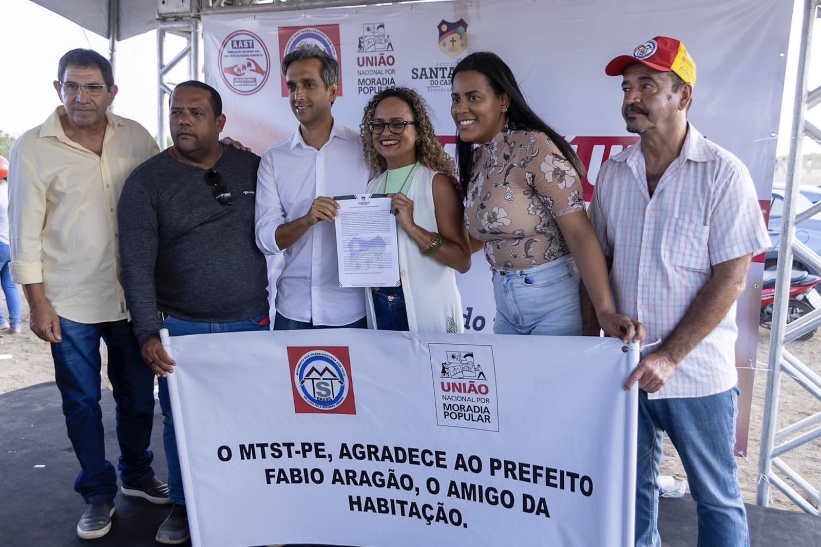 Fábio Aragão oficializa doação de terreno para construção de casas populares