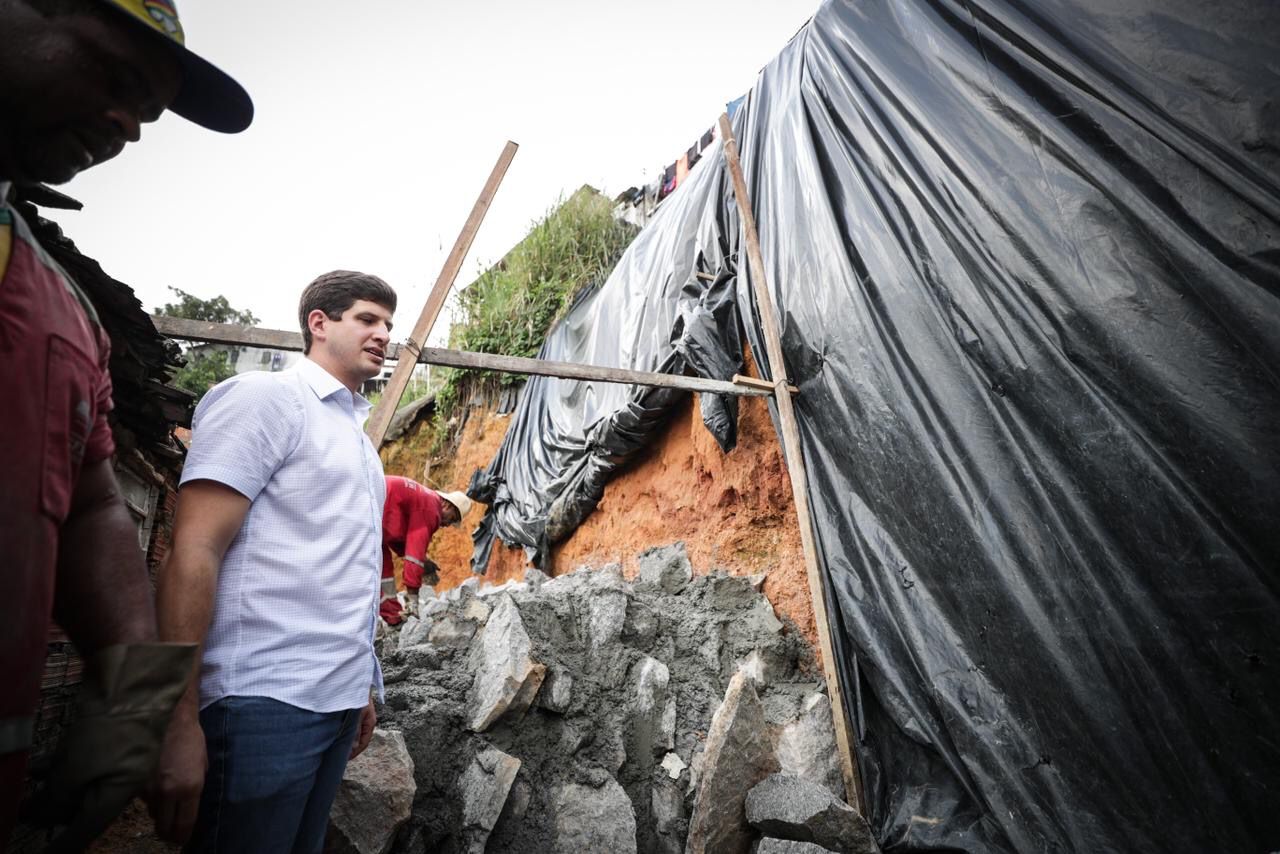 João Campos visita obras de contenção que tem investimento de R$ 1,3 milhão em Água Fria