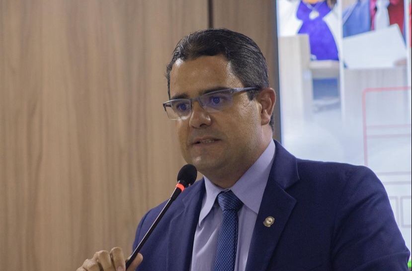 Em Arcoverde, Siqueirinha compra 2 microfones por quase 5 mil reais