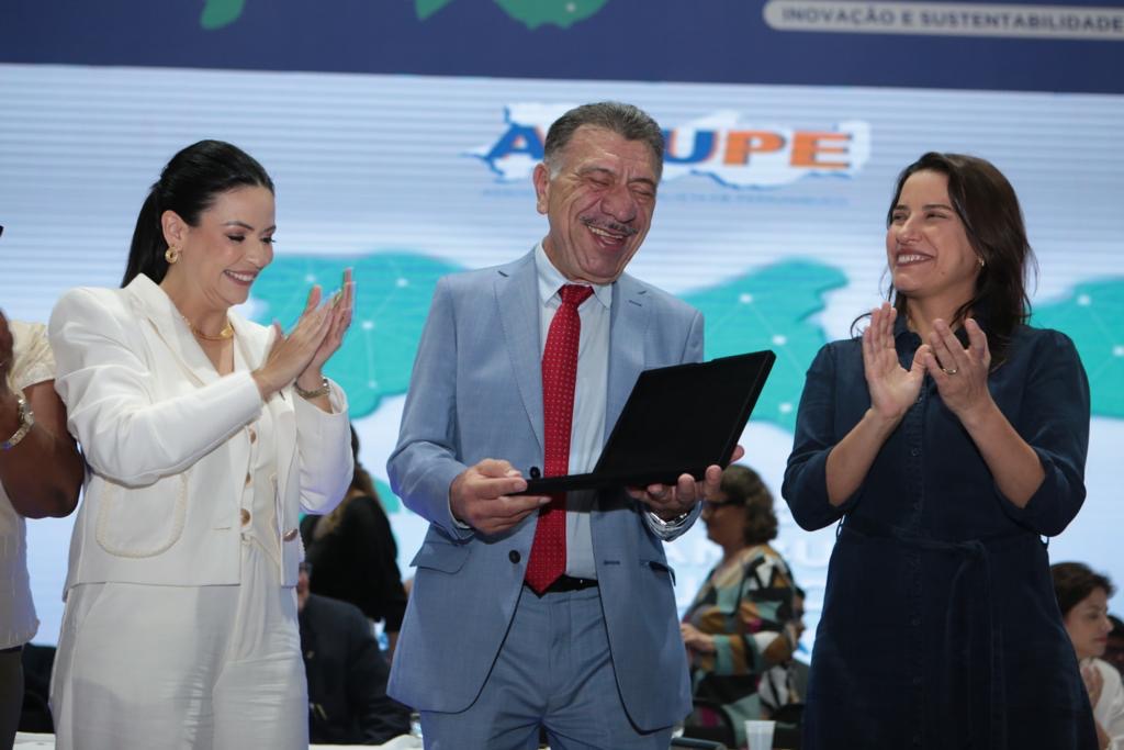 Amupe presta homenagem ao ex-presidente José Patriota