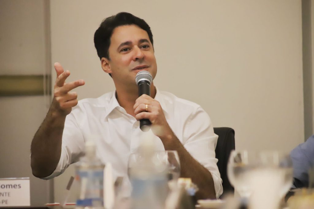 Anderson Ferreira elogia iniciativa da governadora de baixar o IPVA