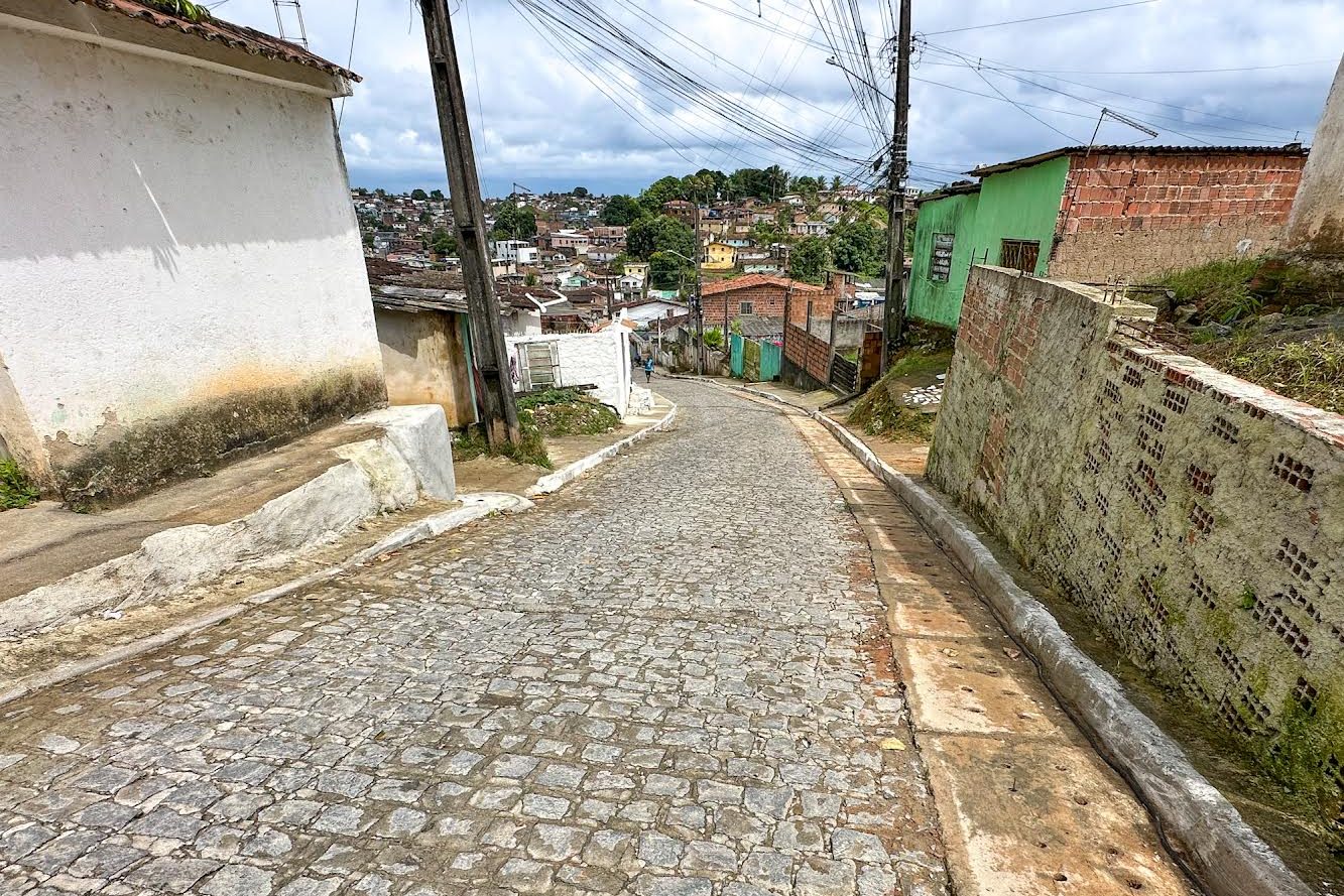Mano Medeiros faz entrega de obras no bairro de Vila Rica