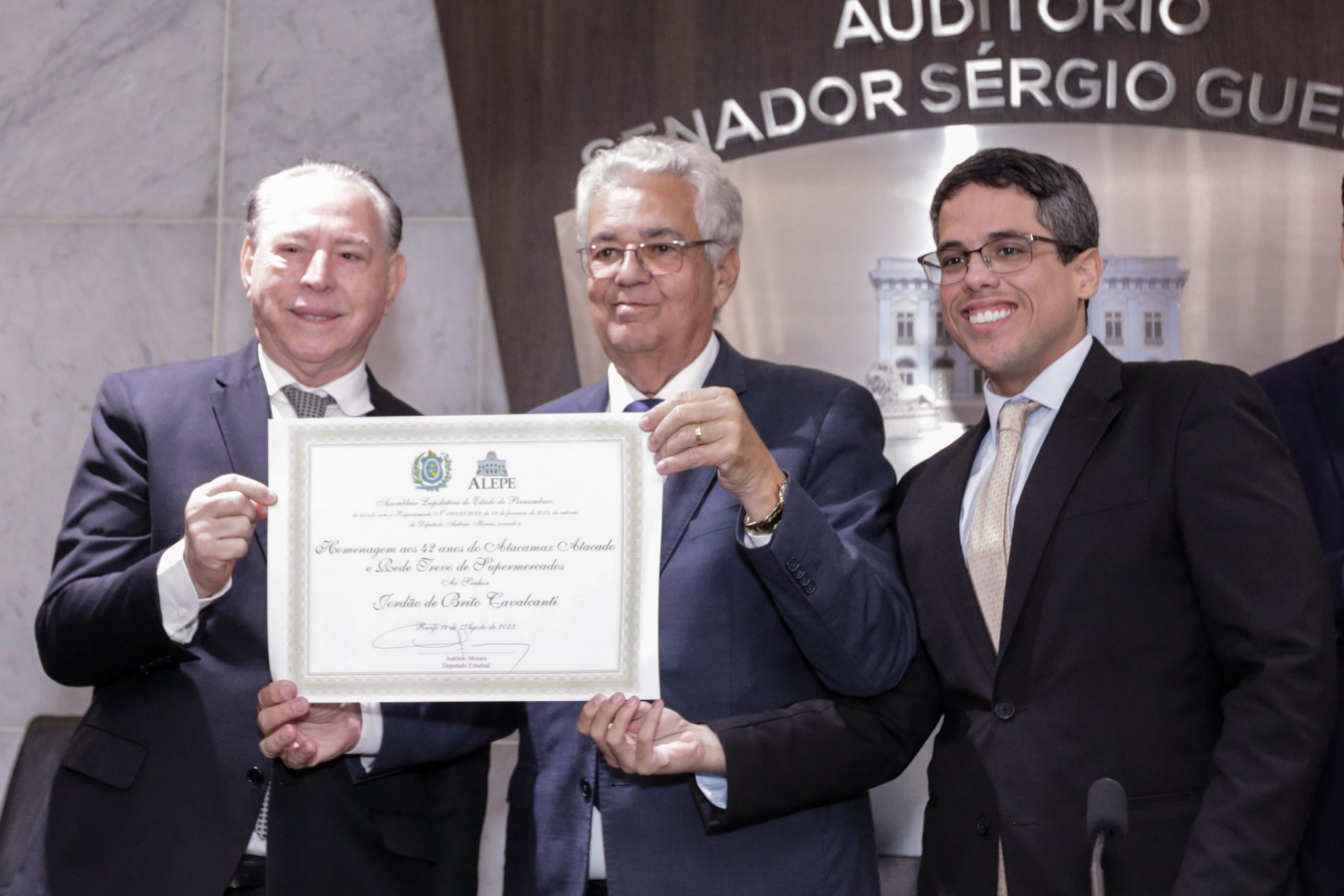 Alepe homenageia 42 anos das empresas Atacamax e Rede Trevo de Supermercados