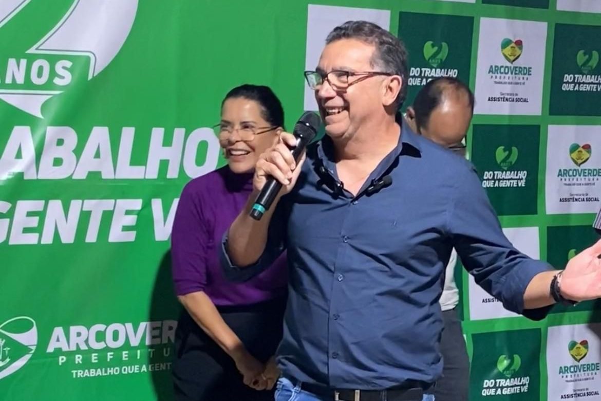 Em clima de festa, Wellington Maciel entrega calçamento de 10 ruas