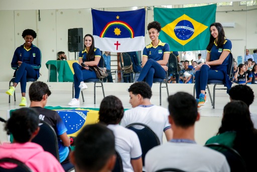 Jogadoras da Seleção Brasileira de Vôlei participam de roda de conversa com estudantes no Santos Dumont
