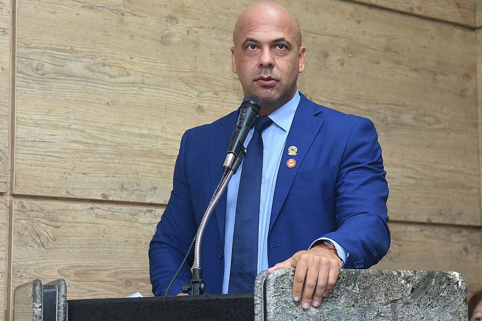 Anderson pede ação emergencial para castração dos animais de rua de Caruaru