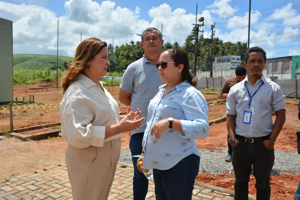Prefeita do Ipojuca vistoria retomada das obras do Pátio de Eventos 