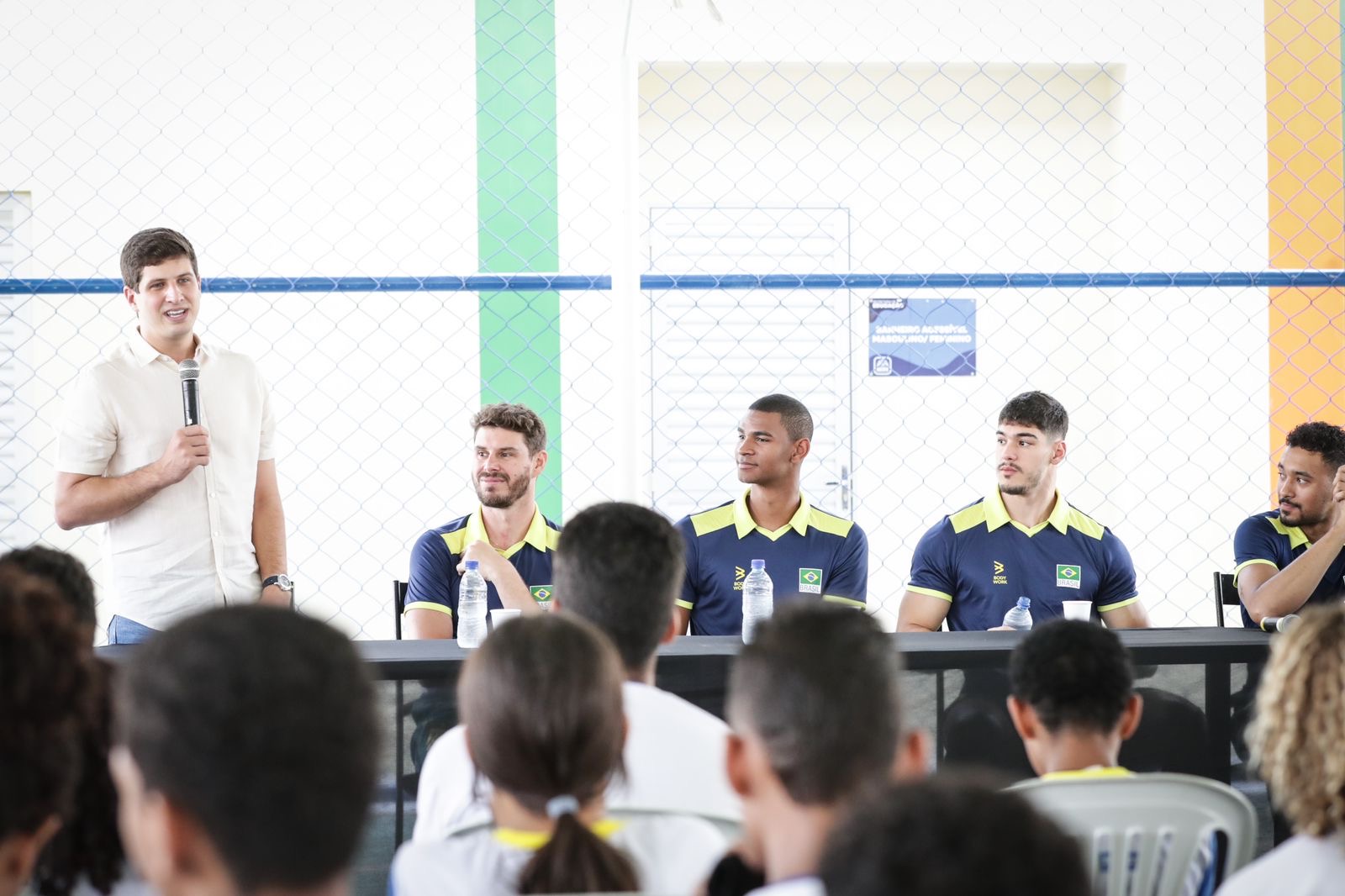 Atletas da seleção masculina de vôlei visitam estudantes de escola no Recife