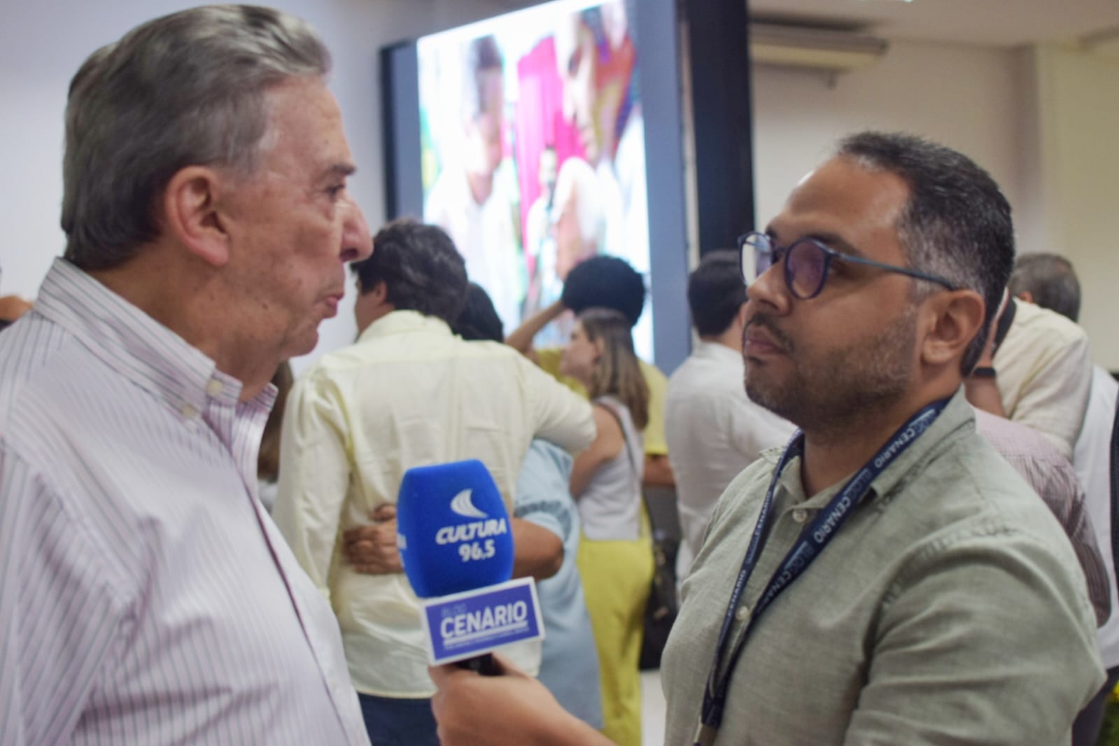 Em busca de apoio do PSB, Queiroz marca presença em encontro do partido 