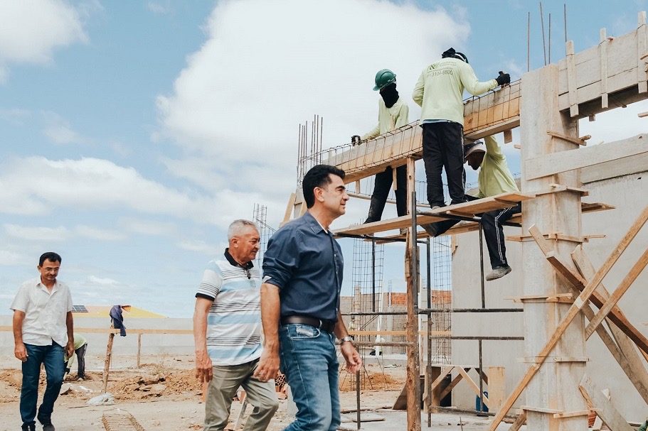 Prefeito de Araripina visita obras de nova Escola Nucleada no distrito de Gergelim