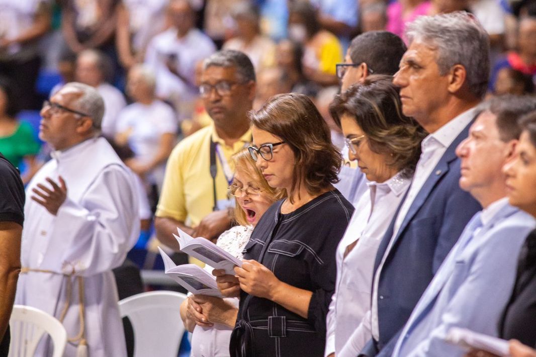 Débora prestigia posse de Dom Paulo Jackson como novo arcebispo