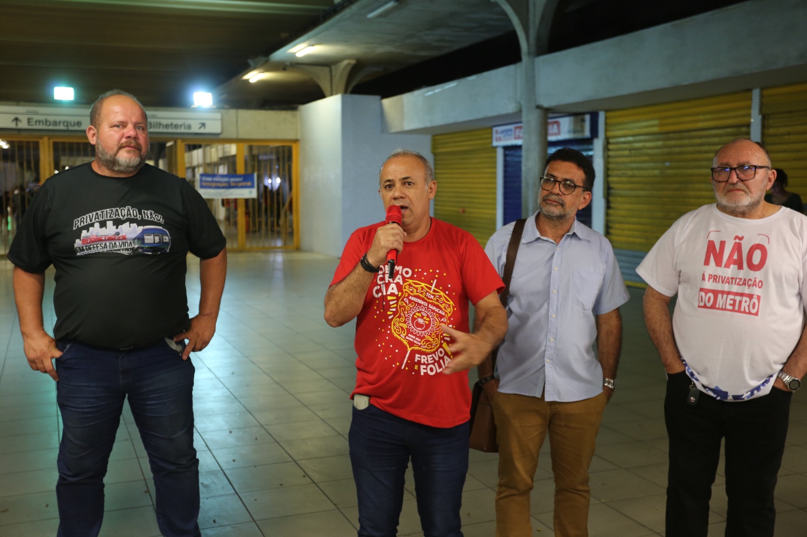 Metroviários prorrogam suspensão da greve por mais 24h