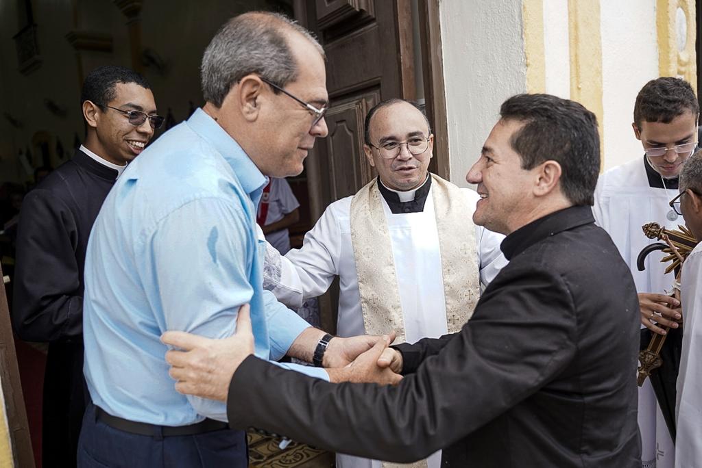 Mano prestigia primeira missa celebrada por Dom Paulo Jackson, no Jaboatāo 