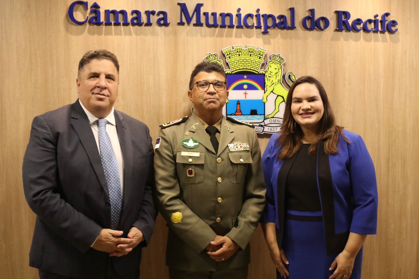 Michele Collins homenageia a PMPE na Câmara do Recife