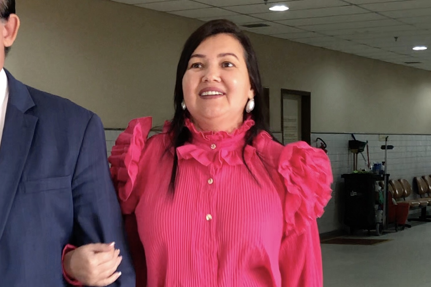 Na chegada à audiência, Kátia diz estar confiante para retomar o mandato