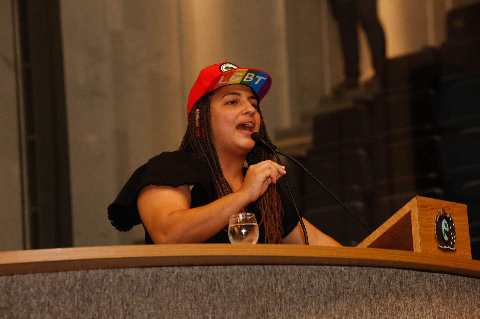 Deputada registra boletim de ocorrência contra ameaça de estupro corretivo